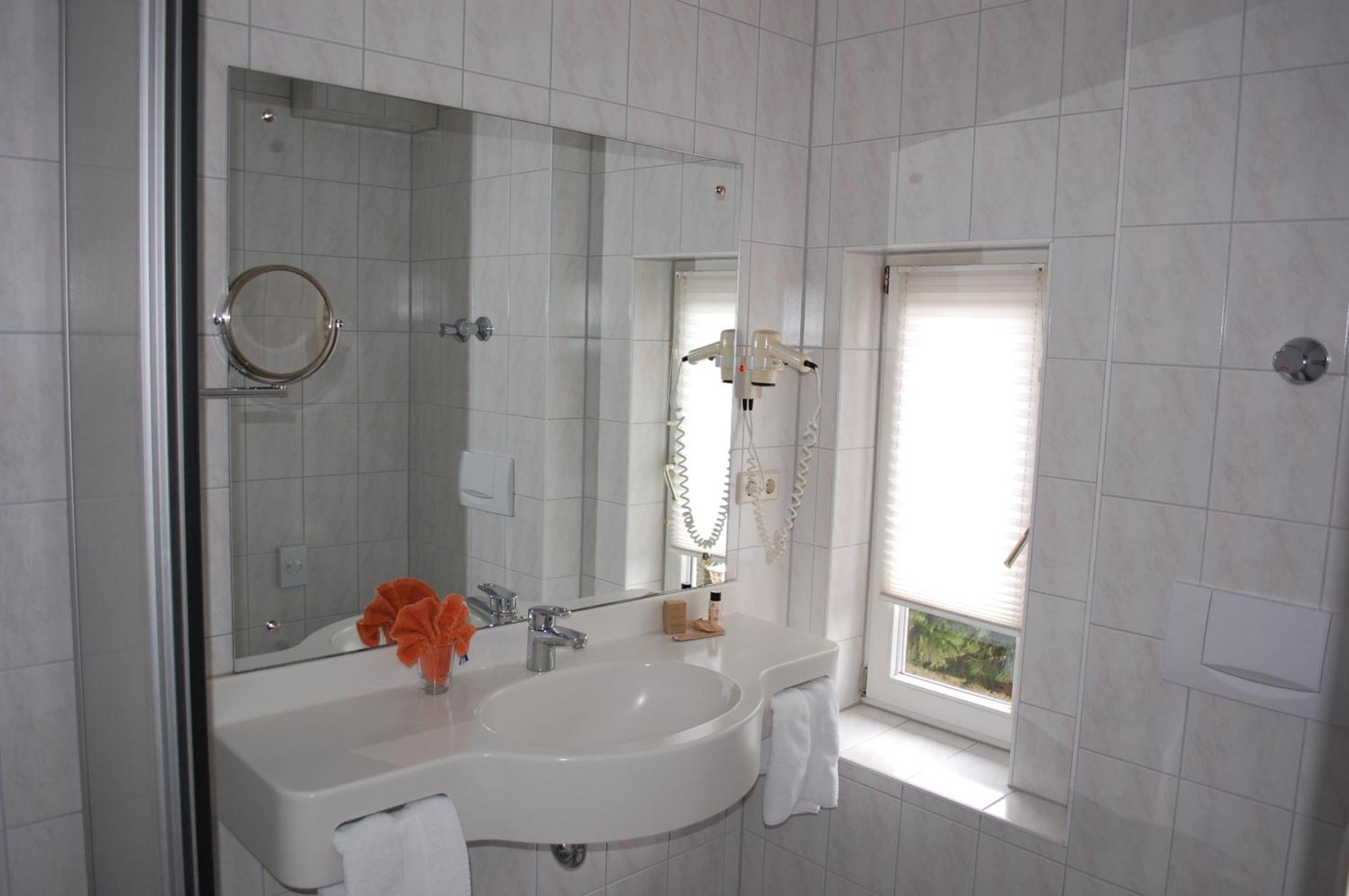 Parkhotel Krone Эммендинген Экстерьер фото